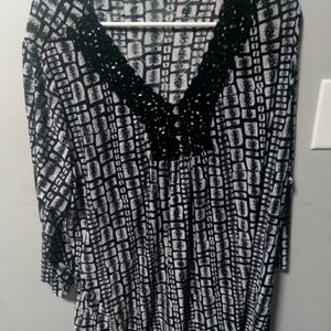 Tanjay womens plus size black and white print top. 3/4 sleeves. Size 2X